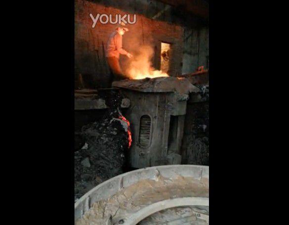 中频炉冶炼现场视频