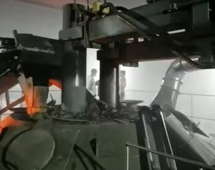 电弧炉冶炼现场视频